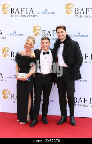 George Baggs et Joe Baggs assistent aux BAFTA TV Awards avec P&O Cruises 2024 au Royal Festival Hall de Londres. Banque D'Images