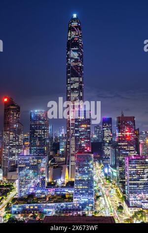 Paysage urbain de Shenzhen avec des gratte-ciel en format portrait de ville du centre-ville la nuit à Shenzhen, Chine Banque D'Images