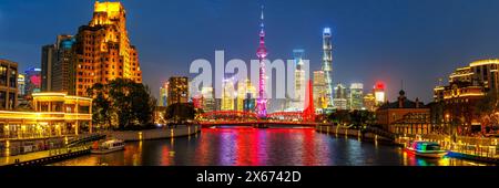 Panorama de Shanghai au Bund avec la Tour de la perle orientale au crépuscule en Chine Banque D'Images