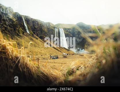 Visite touristique de la célèbre destination de voyage islandaise - Seljalandsfoss cascade au printemps. Empruntez la rocade de la côte sud Banque D'Images