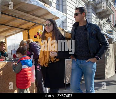 Belgrade, Serbie, 24 novembre 2019 : un couple se promène tranquillement dans la rue principale de Zemun. Banque D'Images