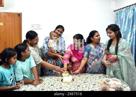 Bikaner, Inde. 12 mai 2024. Communauté Agarwal les membres de la famille célèbrent la fête des mères. (Photo de Dinesh Gupta/Pacific Press) crédit : Pacific Press Media production Corp./Alamy Live News Banque D'Images