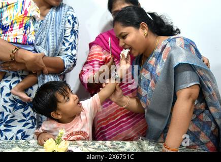 Bikaner, Inde. 12 mai 2024. Communauté Agarwal les membres de la famille célèbrent la fête des mères. (Photo de Dinesh Gupta/Pacific Press) crédit : Pacific Press Media production Corp./Alamy Live News Banque D'Images