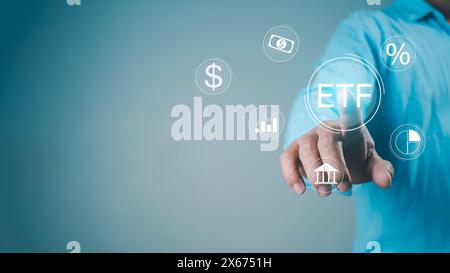Les hommes d'affaires utilisent vos doigts touchez les icônes de ETF Exchange fonds négocié bourse de négociation concept financier d'investissement, opportunités d'investissement dans Mu Banque D'Images