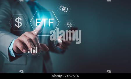 Les hommes d'affaires utilisent vos doigts touchez les icônes de ETF Exchange fonds négocié bourse de négociation concept financier d'investissement, opportunités d'investissement dans Mu Banque D'Images