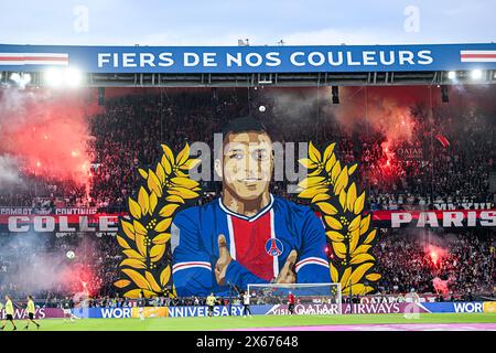 Paris, France. 12 mai 2024. Illustration des supporters parisiens ou Ultras KOP fans se bousculent avec un géant tifo représentant Kylian Mbappe lors du match de Ligue 1 Paris Saint-Germain PSG VS Toulouse TFC le 12 mai 2024 au stade du Parc des Princes à Paris, France. Crédit : Victor Joly/Alamy Live News Banque D'Images