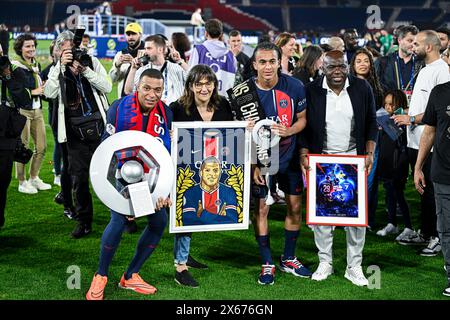 Paris, France. 12 mai 2024. Kylian Mbappe avec sa famille sa mère Fayza Lamari son frère Ethan et son père Wilfried ou Wilfrid lors du match de Ligue 1 Paris Saint-Germain PSG VS Toulouse TFC le 12 mai 2024 au stade Parc des Princes à Paris. Crédit : Victor Joly/Alamy Live News Banque D'Images