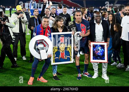 Paris, France. 12 mai 2024. Kylian Mbappe avec sa famille sa mère Fayza Lamari son frère Ethan et son père Wilfried ou Wilfrid lors du match de Ligue 1 Paris Saint-Germain PSG VS Toulouse TFC le 12 mai 2024 au stade Parc des Princes à Paris. Crédit : Victor Joly/Alamy Live News Banque D'Images