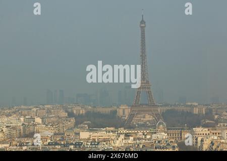 LA TOUR EIFFEL ENVELOPPÉE DE SMOG ALORS QUE LA POLLUTION DE PARIS GRIMPE Banque D'Images