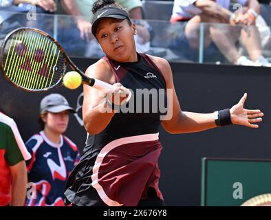 Rome, Italie. 13 mai 2024. Osaka Naomi, du Japon, revient à Zheng Qinwen, de Chine, lors de la manche féminine du 16e match à l'Open d'Italie de la WTA à Rome, en Italie, le 13 mai 2024. Crédit : Alberto Lingria/Xinhua/Alamy Live News Banque D'Images