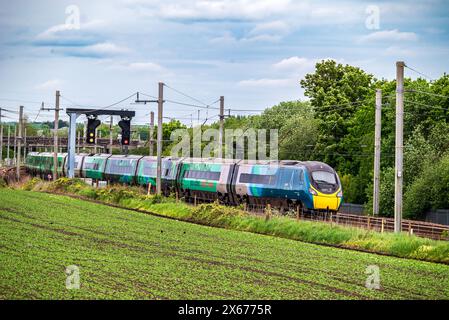 Avanti Cilamte changer Pendolino à Winwick West Coast ligne principale. Banque D'Images