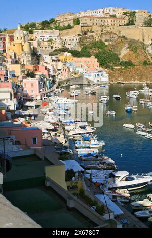 Procida, Province de Naples, Campanie, Italie Île de Procida, Marina di Corricella Banque D'Images