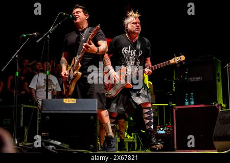 El Hefe (à gauche) et Fat Mike (à droite) du groupe punk rock NOFX se produiront au Carroponte à Milan, en Italie, le 12 mai 2024, pour les derniers concerts italiens de leur carrière avant de se séparer. (Photo de Mairo Cinquetti/NurPhoto) Banque D'Images