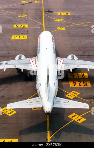 Hong Kong, Chine - 7 avril 2024 : Airbus A320neo de l'est de la Chine à l'aéroport de Hong Kong Chek Lap Kok en Chine. Banque D'Images