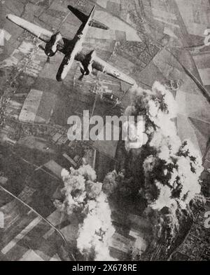 Des avions britanniques de la R.A.F. larguant des bombes explosives sur un centre ferroviaire nazi pendant la seconde Guerre mondiale. De la Guerre en images, cinquième année. Banque D'Images