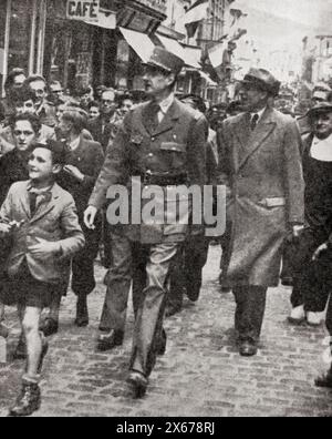 Général de Gaulle, vu ici marchant dans les rues de Bayeux, juin 1944. Charles André Joseph Marie de Gaulle, 1890 – 1970. Officier militaire français, homme d'État et 18e président de la France. De la Guerre en images, cinquième année. Banque D'Images