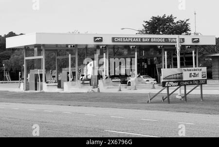 Postes de péage au pont et tunnel de Chesapeake Bay, Virginie, États-Unis. Banque D'Images