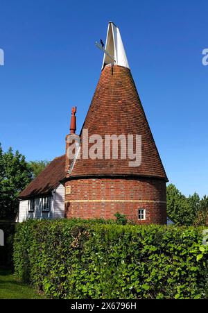 Une hutte dans le Sussex, en Angleterre, traditionnellement utilisée pour sécher le houblon dans le cadre du processus de brassage de la bière. Banque D'Images