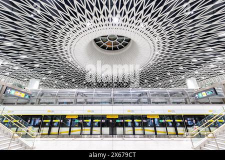 Shenzhen, Chine - 3 avril 2024 : Shenzhen Metro transit architecture moderne dans la station de métro de transport public Gangxia North à Shenzhen, Chine. Banque D'Images