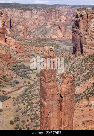 Gros plan sur l'emblématique Spider Rock - une imposante flèche en grès vue depuis le bord sud du Canyon de Chelly National Monument, Arizone, États-Unis, le 19 avril 20 Banque D'Images