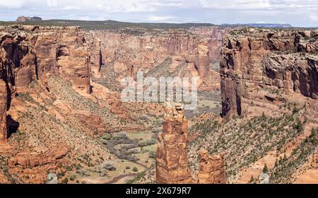 Gros plan sur le sommet de l'emblématique Spider Rock - une imposante flèche de grès vue du bord sud du Canyon de Chelly National Monument, Arizone, USA sur 19 A. Banque D'Images