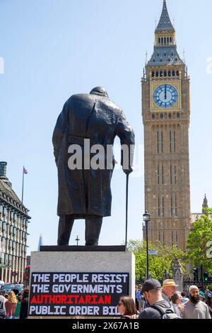 Des pancartes et des drapeaux sont vus alors que des gens de différents groupes se rassemblent pour la manifestation Not My Bill à Parliament Square, à Londres. Banque D'Images