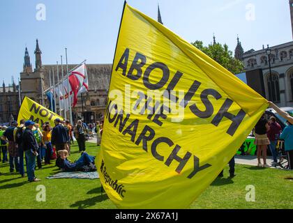 Des pancartes et des drapeaux sont vus alors que des gens de différents groupes se rassemblent pour la manifestation Not My Bill à Parliament Square, à Londres. Banque D'Images