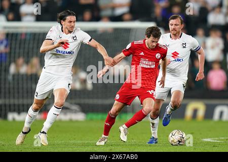 Jeremy Kelly de Crawley Town (au centre) se bat pour le ballon avec Michael Jordan Williams et Alex Gilbey de MK dons lors de la demi-finale de la Sky Bet League Two, match de deuxième manche au Stadium MK, Milton Keynes. Date de la photo : samedi 11 mai 2024. Banque D'Images