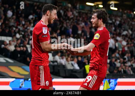 Jack Roles de Crawley Town (à gauche) célèbre avec son coéquipier Jeremy Kelly après avoir marqué le quatrième but de son équipe lors de la demi-finale de la Sky Bet League Two, match de deuxième manche au Stadium MK, Milton Keynes. Date de la photo : samedi 11 mai 2024. Banque D'Images