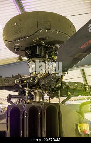 MIDDLE WALLOP, Royaume-Uni, le 13 mai 2024, le Musée de l'aviation de l'armée à Middle Wallop, Hampshire a lancé leur nouvelle exposition Apache AH Mk.1 hélicoptère d'attaque · ZJ224 qui a servi avec le 656 Squadron Army Air corps en Afghanistan. Le 15 janvier 2007, c'était l'un des deux hélicoptères Apache qui transportaient des troupes sur leurs ailes courtes dans le fort de Jugroom, dans la province de Helmand, pour sauver un camarade mortellement blessé. Le retrait de l'Apache AH Mk.1 marque le transfert des rênes au modèle Apache AH-64E plus avancé maintenant piloté par l'Army Air corps. Crédit : John Rose Photography/Alamy Live News Banque D'Images