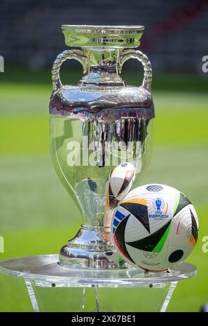 Munich, Allemagne. 13 mai 2024. Le trophée du Championnat d'Europe de football se tient sur une table en plastique transparent lors d'une présentation à l'Allianz Arena. Crédit : Peter Kneffel/dpa/Alamy Live News Banque D'Images