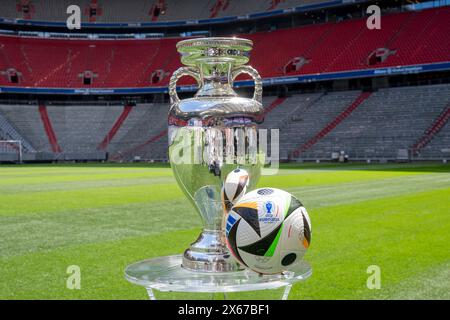 Munich, Allemagne. 13 mai 2024. Le trophée du Championnat d'Europe de football se tient sur une table en plastique transparent lors d'une présentation à l'Allianz Arena. Crédit : Peter Kneffel/dpa/Alamy Live News Banque D'Images