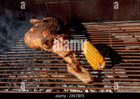 cuisse d'agneau sur le gril avec un morceau de maïs Banque D'Images