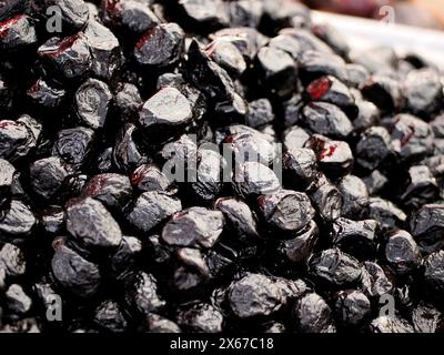 Olives sur le marché local dans l'île d'Ortigia dans la province de Syracuse en Sicile, Italie Banque D'Images