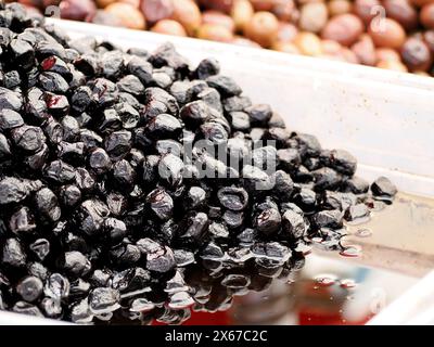 Olives sur le marché local dans l'île d'Ortigia dans la province de Syracuse en Sicile, Italie Banque D'Images