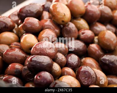 Olives sur le marché local dans l'île d'Ortigia dans la province de Syracuse en Sicile, Italie Banque D'Images