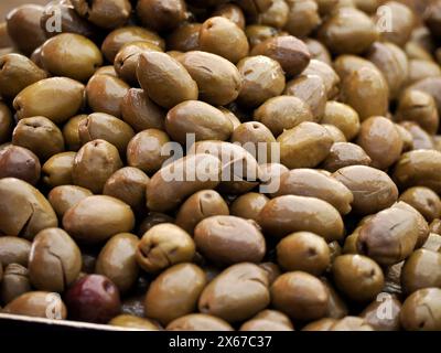 Olives sur le marché local dans l'île d'Ortigia dans la province de Syracuse en Sicile, Italie Banque D'Images