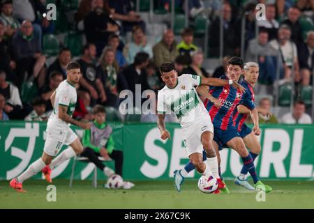 Elche, Espagne. 13 mai 2024. ELCHE, ESPAGNE - 12 MAI : Nico Fernandez arrière gauche de l'Elche CF concourt pour le ballon avec Ignasi Vilarrasa arrière gauche de SD Huesca lors du match LaLiga Hypermotion entre l'Elche CF et le SD Huesca au stade Manuel Martinez Valero, le 12 mai 2024 à Elche, Alicante, Espagne. (Photo de Francisco Macia/photo Players images) crédit : Magara Press SL/Alamy Live News Banque D'Images