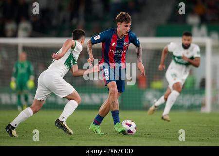 Elche, Espagne. 13 mai 2024. ELCHE, ESPAGNE - 12 MAI : Hugo Vallejo quitte Winger de SD Huesca en action lors du match LaLiga Hypermotion entre Elche CF et SD Huesca au stade Manuel Martinez Valero, le 12 mai 2024 à Elche, Alicante, Espagne. (Photo de Francisco Macia/photo Players images) crédit : Magara Press SL/Alamy Live News Banque D'Images