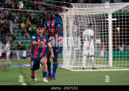 Elche, Espagne. 13 mai 2024. ELCHE, ESPAGNE - 12 MAI : Javi Mier milieu de terrain central de SD Huesca célèbre après avoir marqué le troisième but de son équipe lors du match LaLiga Hypermotion entre Elche CF et SD Huesca au stade Manuel Martinez Valero, le 12 mai 2024 à Elche, Alicante, Espagne. (Photo de Francisco Macia/photo Players images) crédit : Magara Press SL/Alamy Live News Banque D'Images