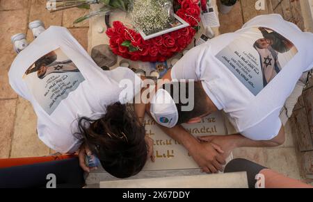 Ashkelon, Israël. 13 mai 2024. La mère (l) du sergent Oriya Yaakov, 20 ans, qui a été tué dans les combats dans la bande de Gaza, pleure sa tombe dans le cimetière d'Ashkelon alors qu'Israël célèbre le jour du souvenir le 13 mai 2024. Le sergent Yaakov a été tué le jour de son anniversaire selon le calendrier hébreu. Photo de Jim Hollander/UPI crédit : UPI/Alamy Live News Banque D'Images