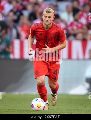 MUNICH, ALLEMAGNE - 12 MAI : Matthijs de Ligt du FC Bayern Muenchen court avec un ballon lors du match de Bundesliga entre le FC Bayern München et le VfL Wolfsburg à l'Allianz Arena le 12 mai 2024 à Munich, en Allemagne. © diebilderwelt / Alamy Stock Banque D'Images