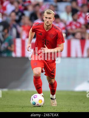 MUNICH, ALLEMAGNE - 12 MAI : Matthijs de Ligt du FC Bayern Muenchen court avec un ballon lors du match de Bundesliga entre le FC Bayern München et le VfL Wolfsburg à l'Allianz Arena le 12 mai 2024 à Munich, en Allemagne. © diebilderwelt / Alamy Stock Banque D'Images