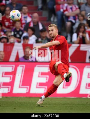 MUNICH, ALLEMAGNE - 12 MAI : Matthijs de Ligt du FC Bayern Muenchen court avec un ballon lors du match de Bundesliga entre le FC Bayern München et le VfL Wolfsburg à l'Allianz Arena le 12 mai 2024 à Munich, en Allemagne. © diebilderwelt / Alamy Stock Banque D'Images