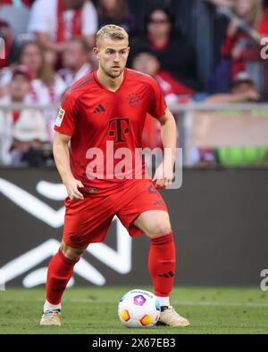 MUNICH, ALLEMAGNE - 12 MAI : Matthijs de Ligt du FC Bayern Muenchen court avec un ballon lors du match de Bundesliga entre le FC Bayern München et le VfL Wolfsburg à l'Allianz Arena le 12 mai 2024 à Munich, en Allemagne. © diebilderwelt / Alamy Stock Banque D'Images