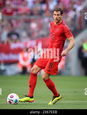 MUNICH, ALLEMAGNE - 12 MAI : Leon Goretzka du Bayern Muenchen court avec un ballon lors du match de Bundesliga entre le FC Bayern München et le VfL Wolfsburg à l'Allianz Arena le 12 mai 2024 à Munich, en Allemagne. © diebilderwelt / Alamy Stock Banque D'Images