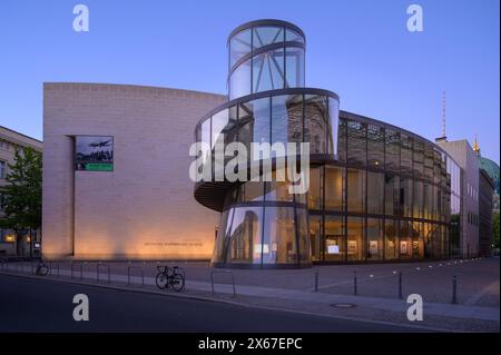 Berlin, Allemagne - 12 mai 2024 : entrée au Musée historique allemand de Berlin Mitte en début de soirée Banque D'Images