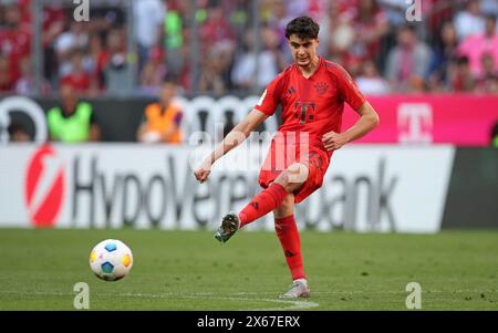 MUNICH, ALLEMAGNE - 12 MAI : Aleksandar Pavlovic du Bayern Muenchen court avec un ballon lors du match de Bundesliga entre le FC Bayern München et le VfL Wolfsburg à l'Allianz Arena le 12 mai 2024 à Munich, Allemagne. © diebilderwelt / Alamy Stock Banque D'Images