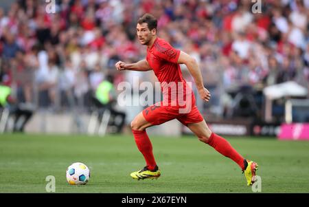 MUNICH, ALLEMAGNE - 12 MAI : Leon Goretzka du Bayern Muenchen court avec un ballon lors du match de Bundesliga entre le FC Bayern München et le VfL Wolfsburg à l'Allianz Arena le 12 mai 2024 à Munich, en Allemagne. © diebilderwelt / Alamy Stock Banque D'Images