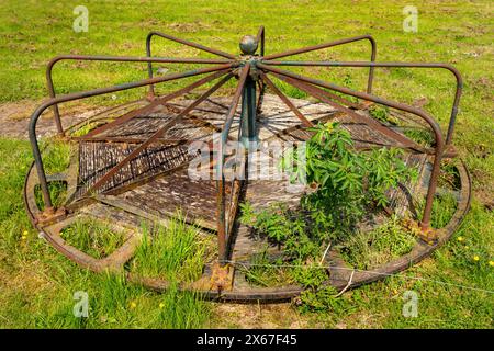 Un vieux rond-point pour enfants délabré et désaffecté, situé à Croome court près de la ville de Worcester. Banque D'Images